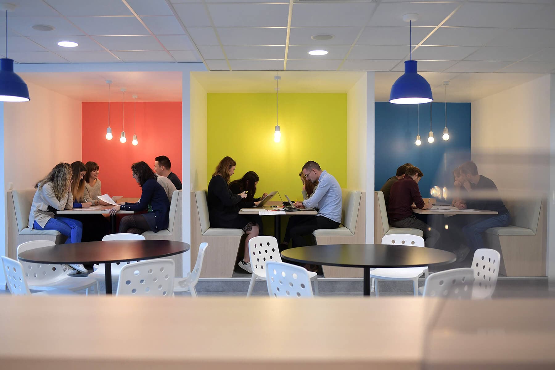 Étudiants en travail de groupe sur un campus du réseau