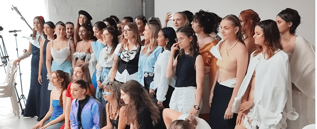 Les étudiantes et étudiants de SUP DE MOD réunis après un défilé