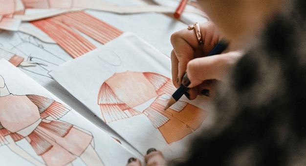 Croquis de mode en cours de réalisation