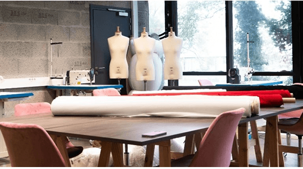 Atelier de couture avec mannequins et tissus
