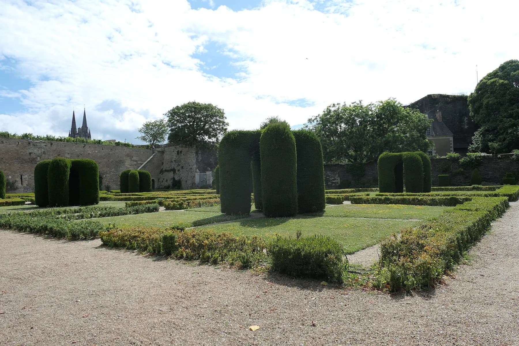Les jardins du château d'Angers devant la galerie de l'Apocalypse
