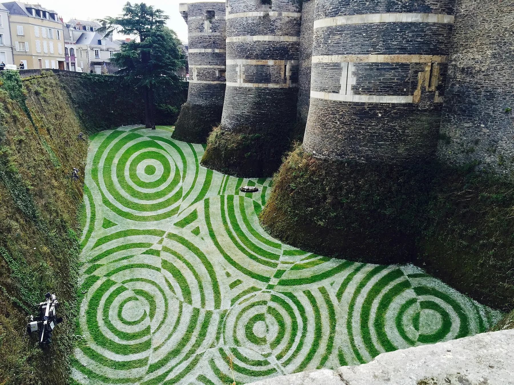 Les douves du château d'Angers animées pendant les Accroche-Cœurs