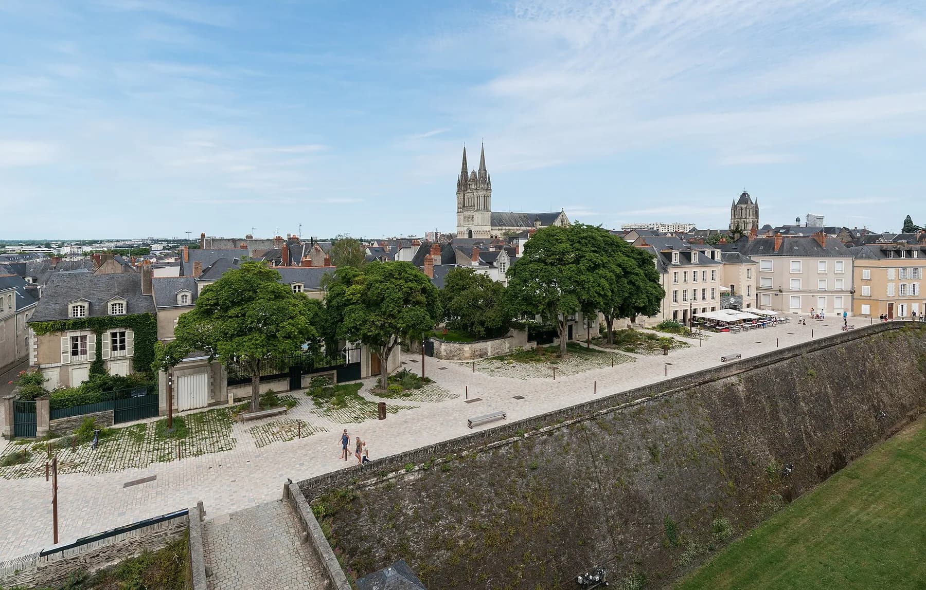 Vue panoramique sur les toits d'Angers depuis les remparts du château
