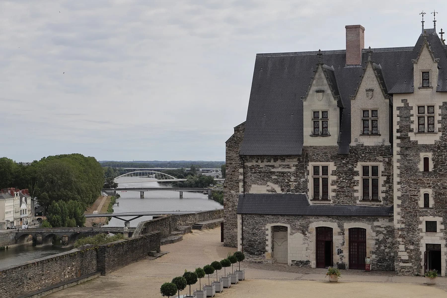 Le logis royal du château d'Angers au-dessus de la Maine