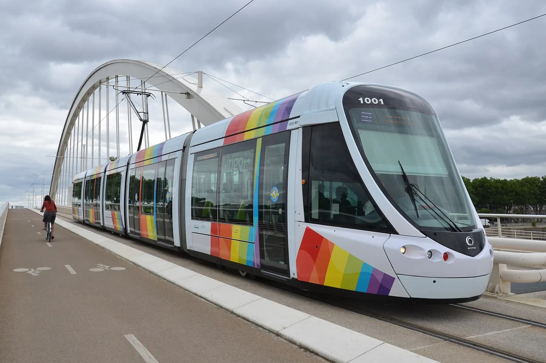 Un tram Irigo traverse le pont des Confluences à Angers