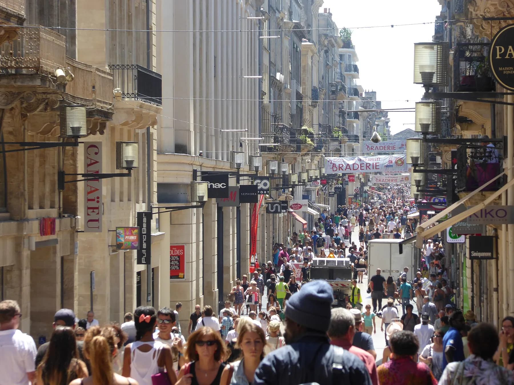 La rue Sainte-Catherine, longue rue piétonne commerçante de Bordeaux