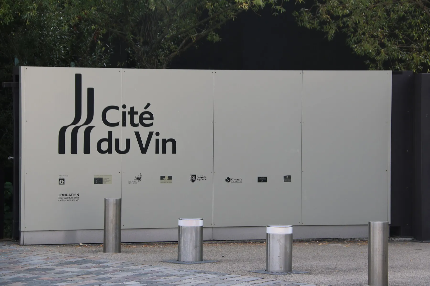Le bâtiment courbe de la Cité du Vin au bord de la Garonne