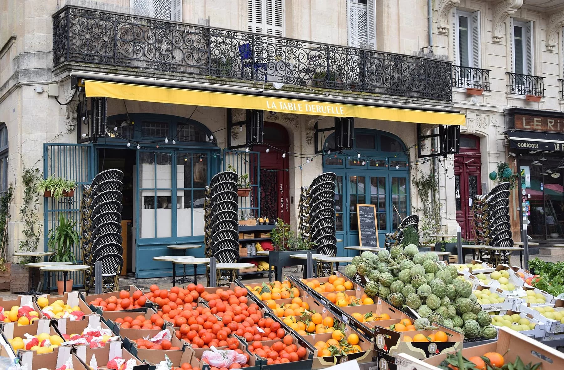 Le marché animé de la place Saint-Michel au pied de la flèche