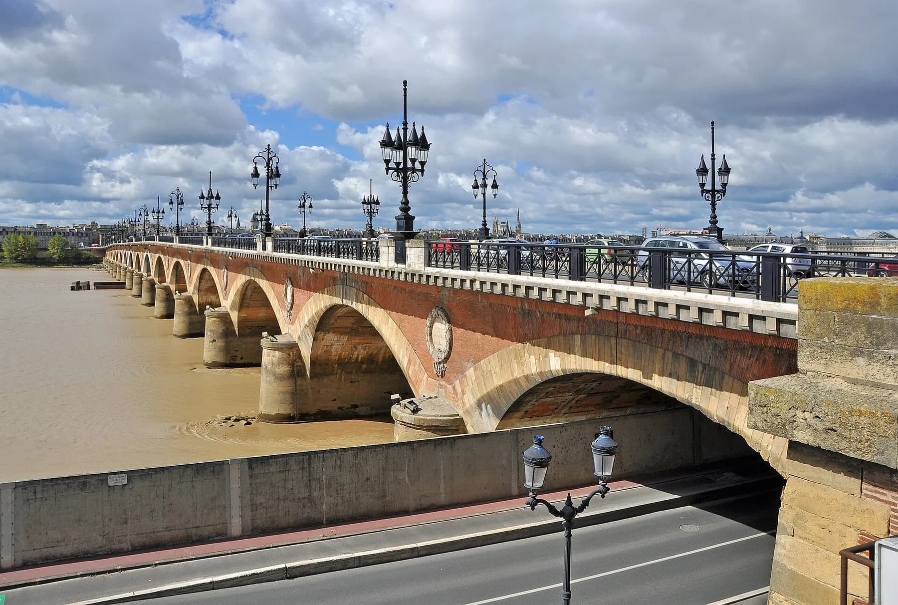 Le pont de pierre enjambant la Garonne à Bordeaux