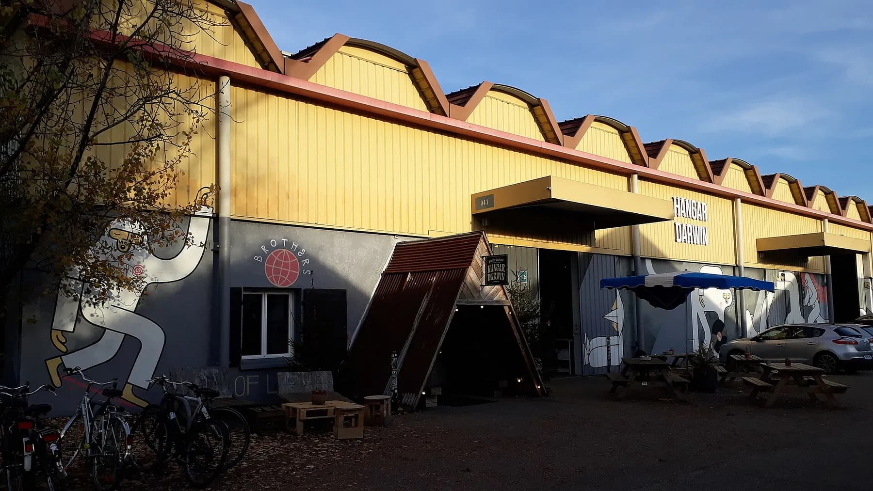 Le skatepark couvert du hangar Darwin sur la rive droite