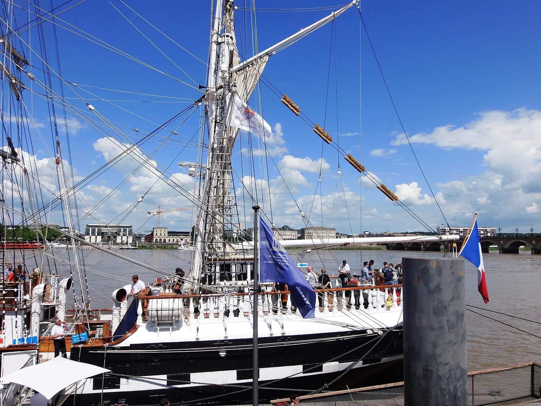 Le trois-mâts Belem à quai pendant Bordeaux fête le fleuve