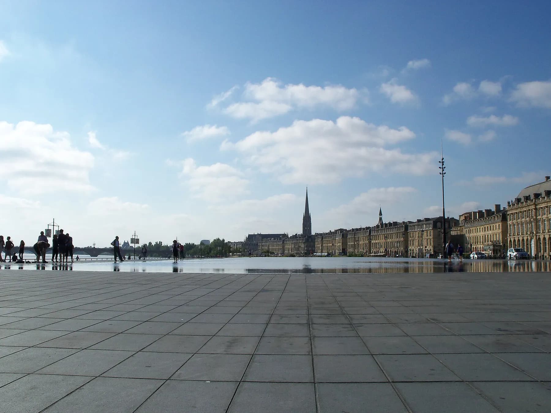 Le miroir d'eau face à la place de la Bourse à Bordeaux