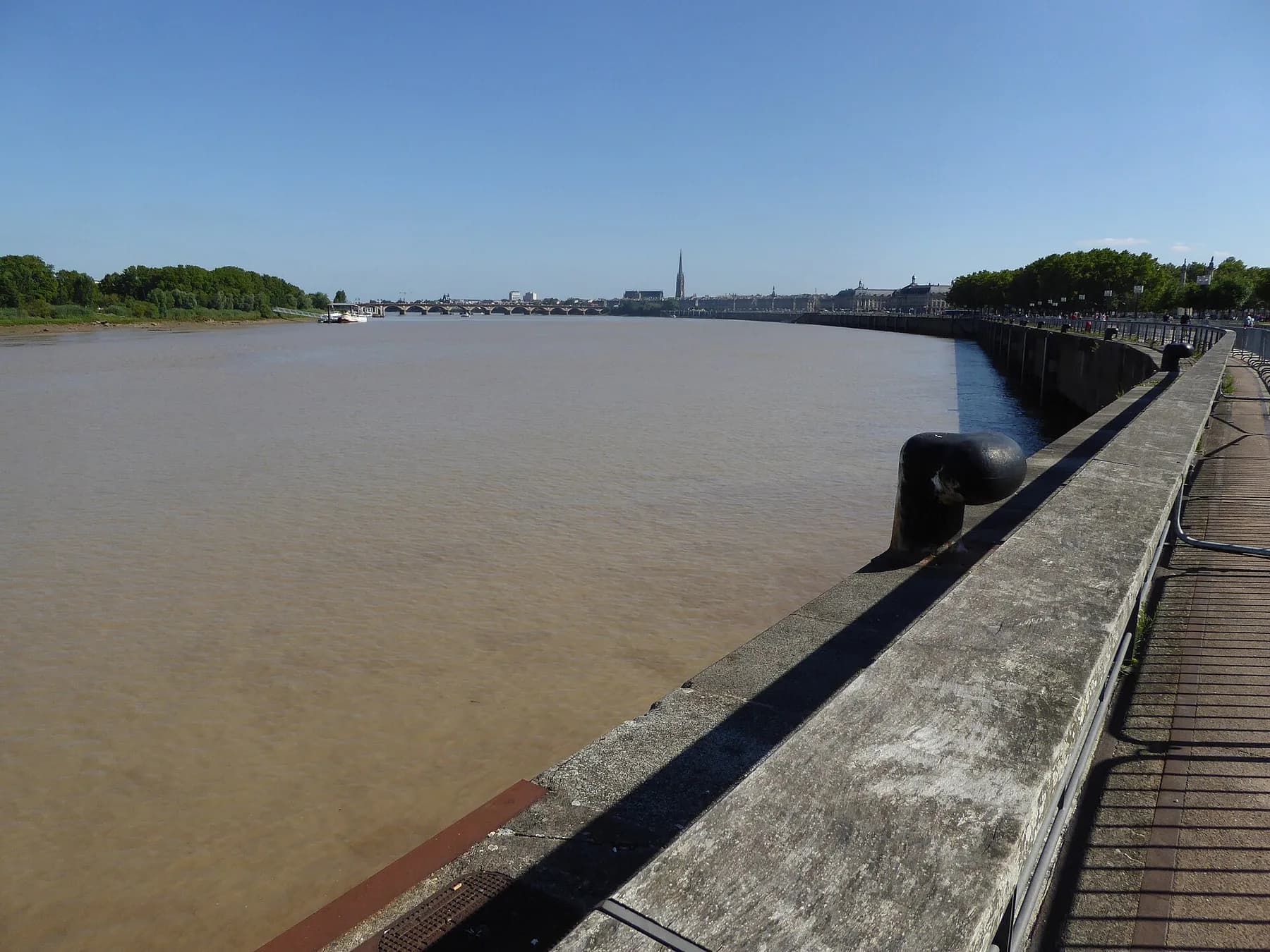 Le quai des Chartrons en été, au bord de la Garonne
