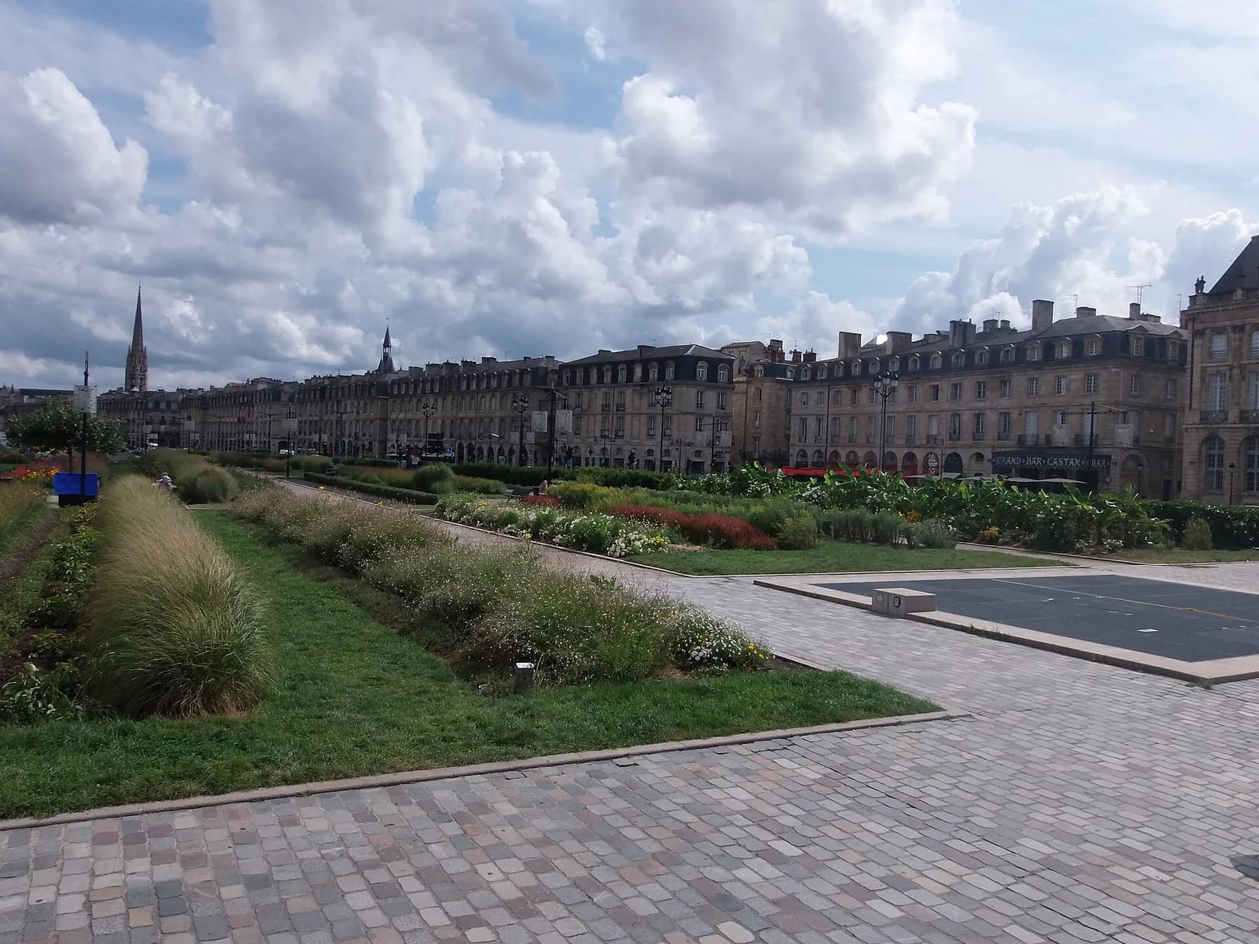Les quais réaménagés de la Garonne, quai Richelieu à Bordeaux