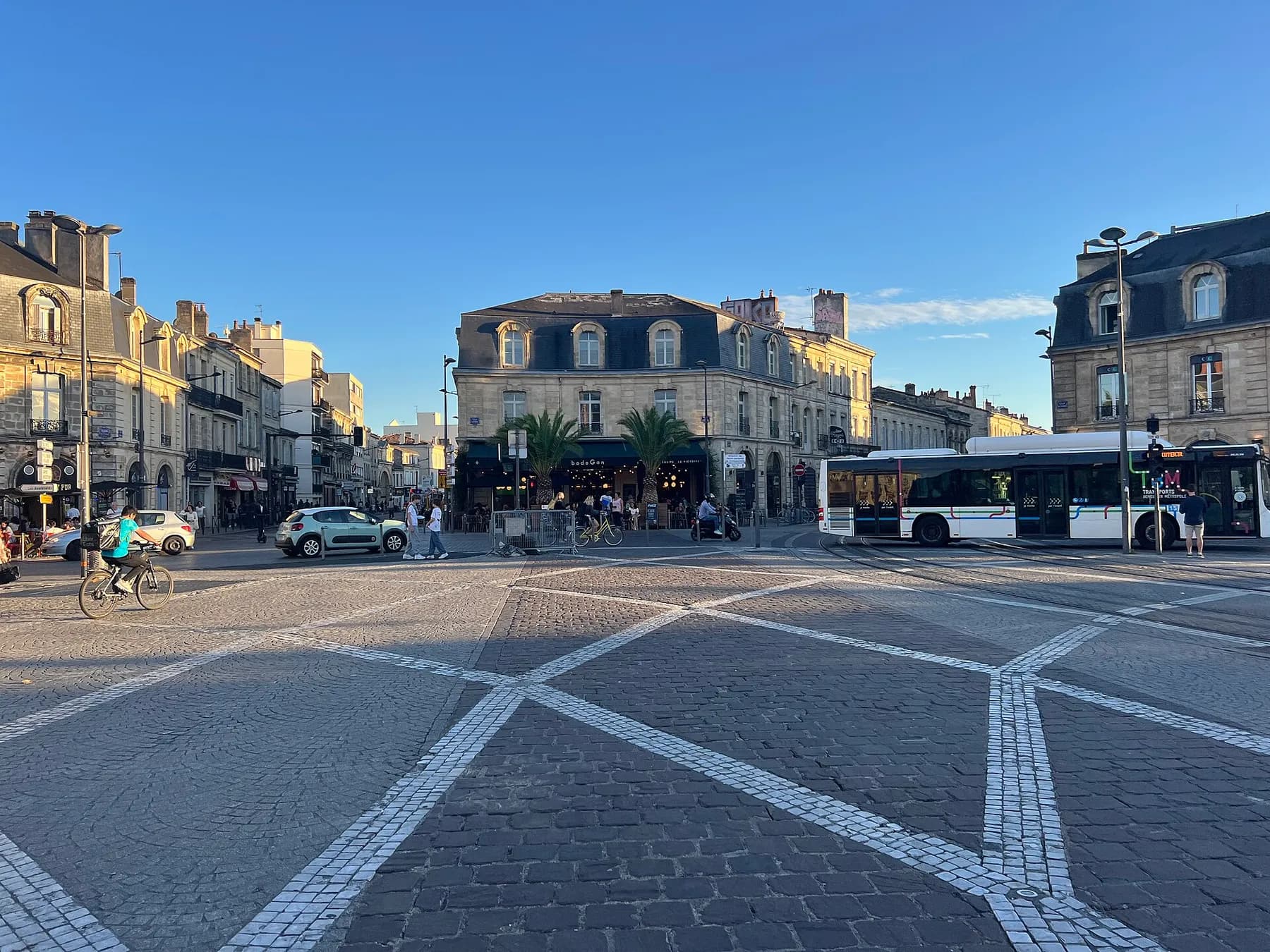 La place de la Victoire, carrefour étudiant entouré de terrasses à Bordeaux