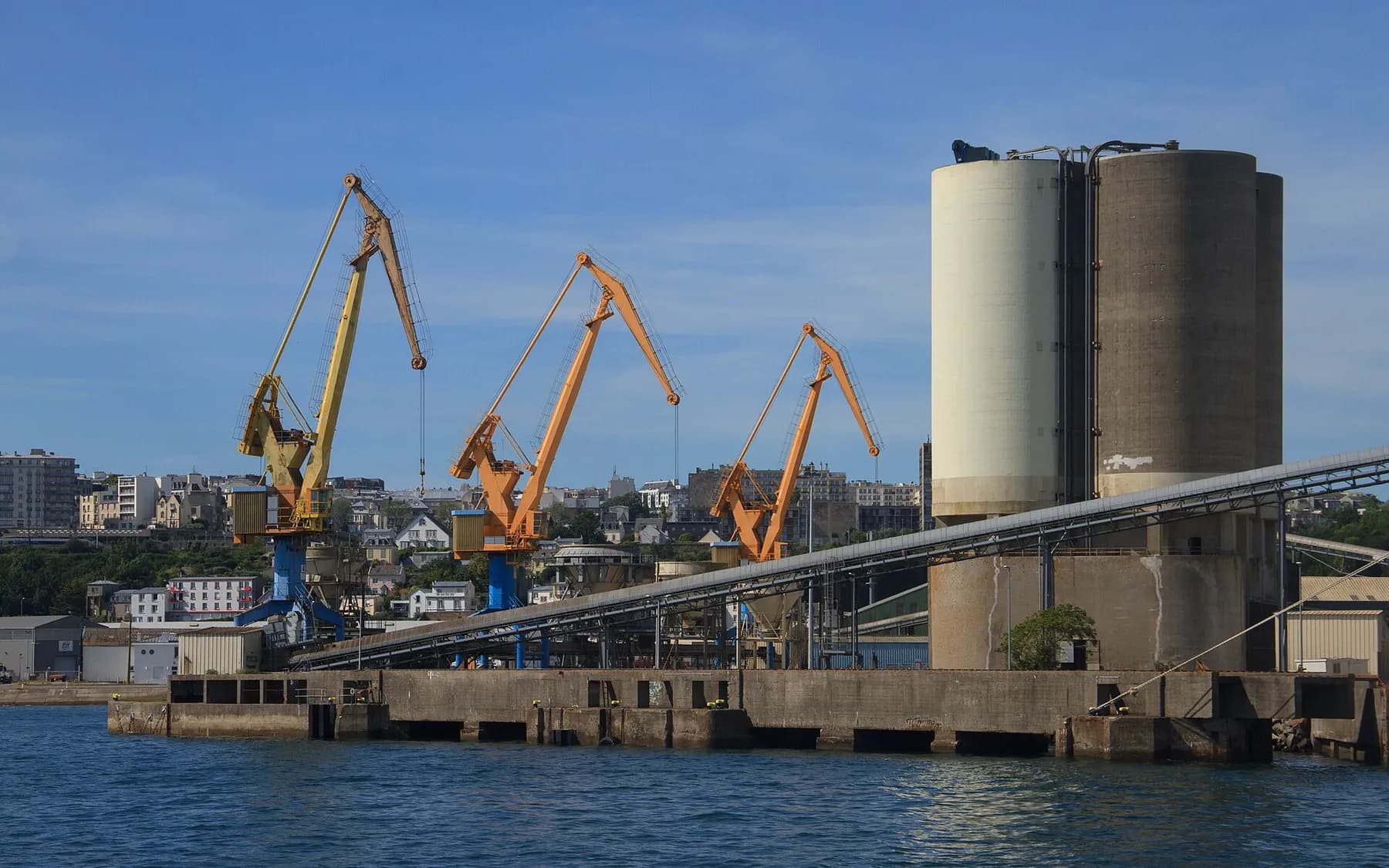 Les quais du port de commerce de Brest au bord de la rade