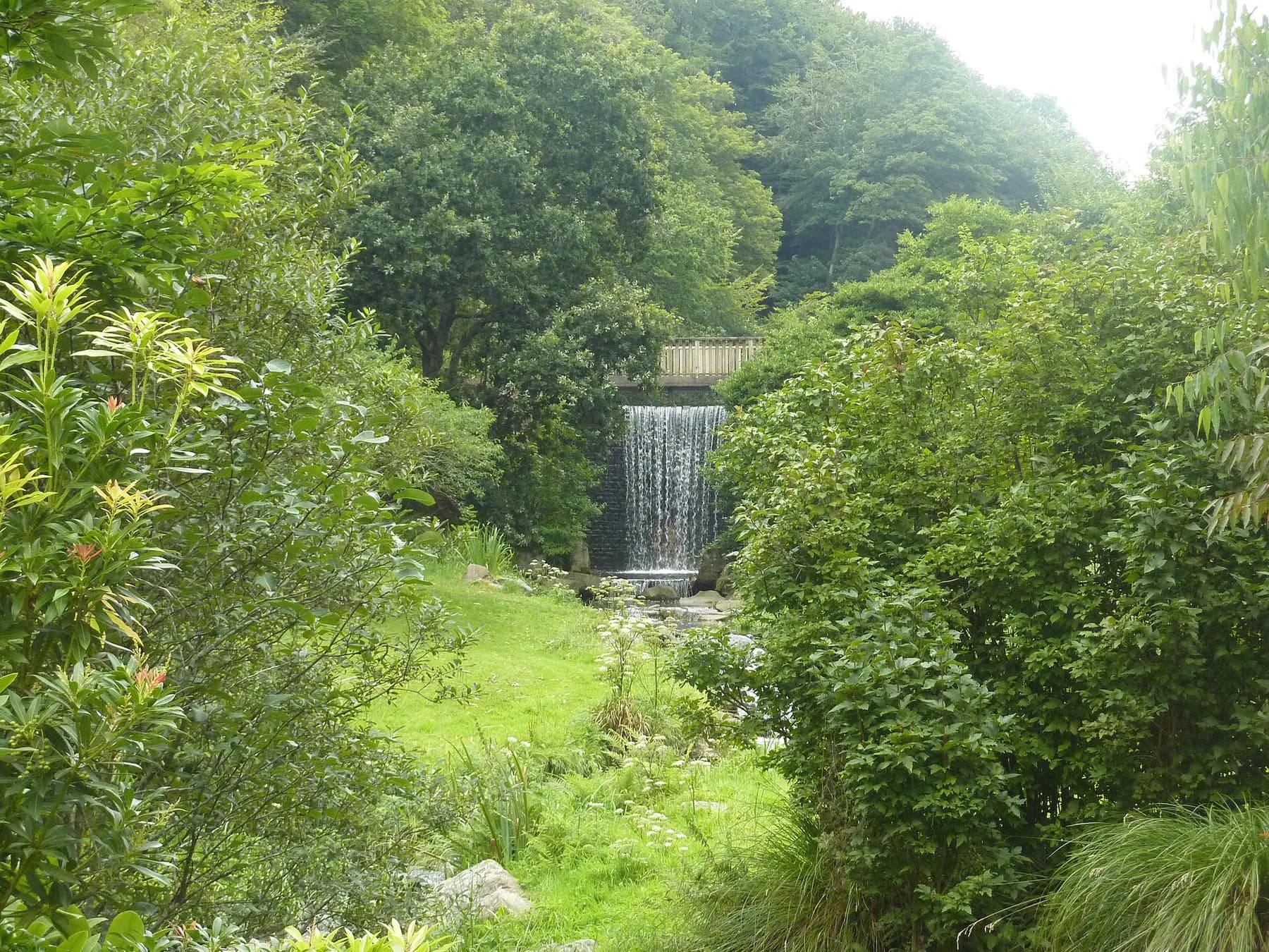 Cascade dans le jardin public du vallon du Stang-Alar