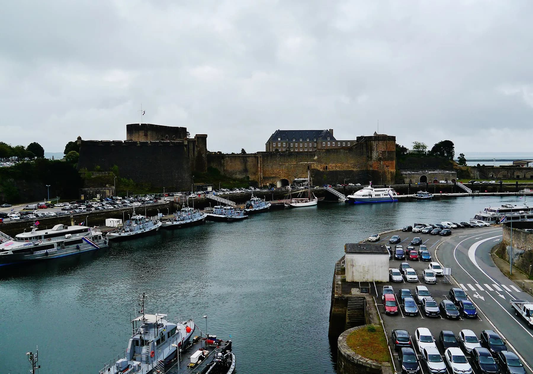 Les remparts du château de Brest dominant l'entrée de la Penfeld