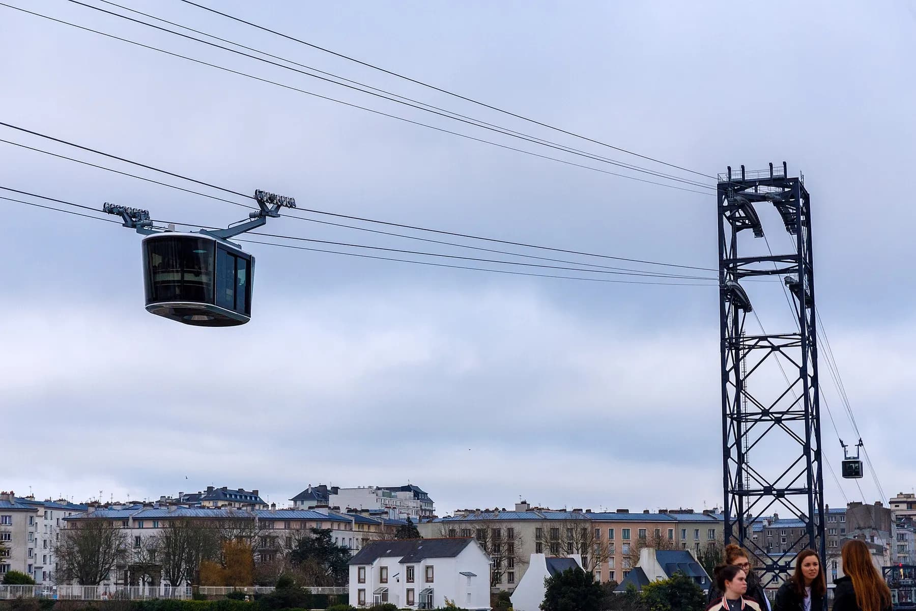 Le téléphérique urbain de Brest survole la Penfeld vers les Capucins
