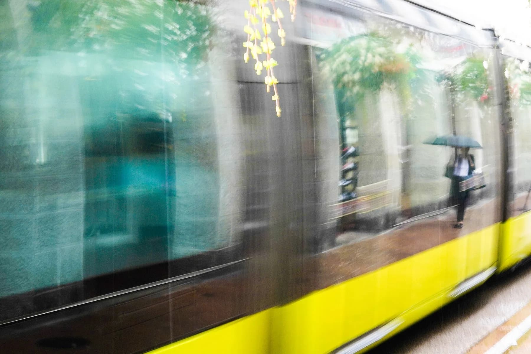 Le tram descend la rue de Siam dans le centre-ville de Brest