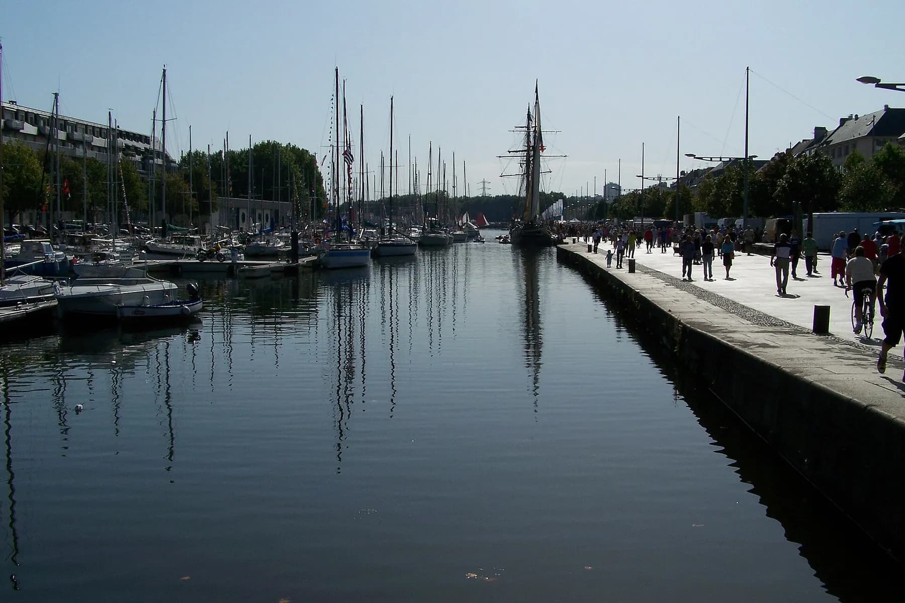Bateaux de plaisance amarrés dans le bassin Saint-Pierre à Caen