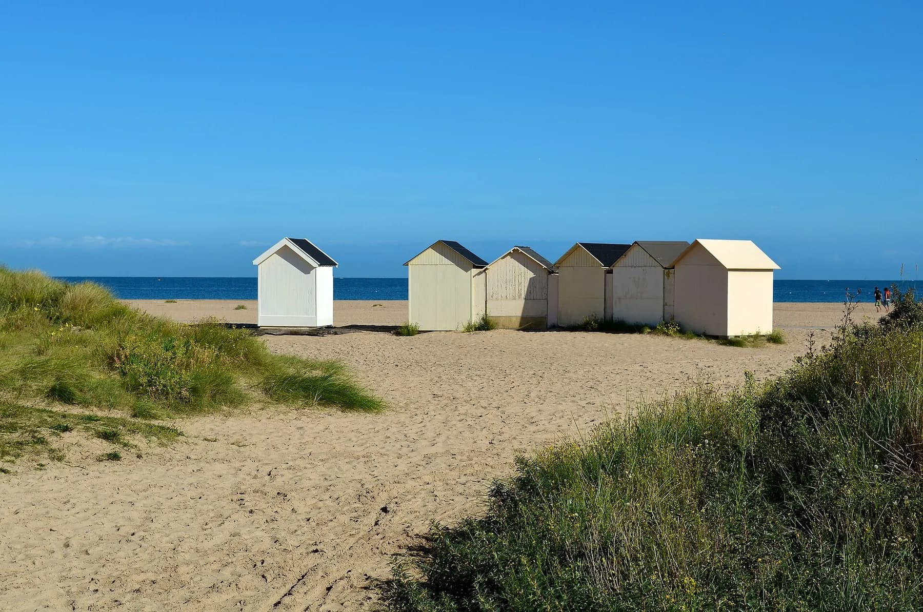 Rangée de cabines de plage colorées sur la plage d'Ouistreham