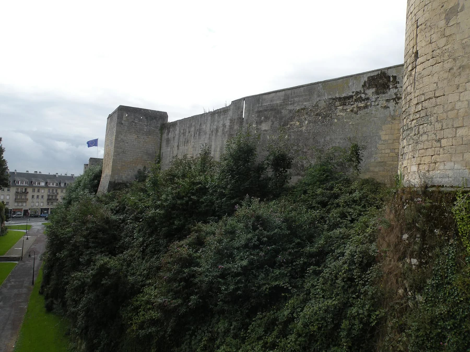Les remparts du château de Caen en plein centre-ville