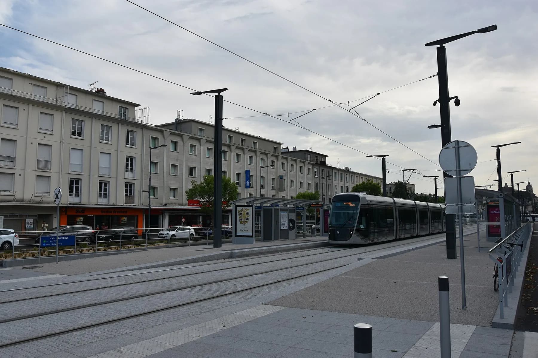 Un tram Twisto à l'arrêt de la gare SNCF de Caen