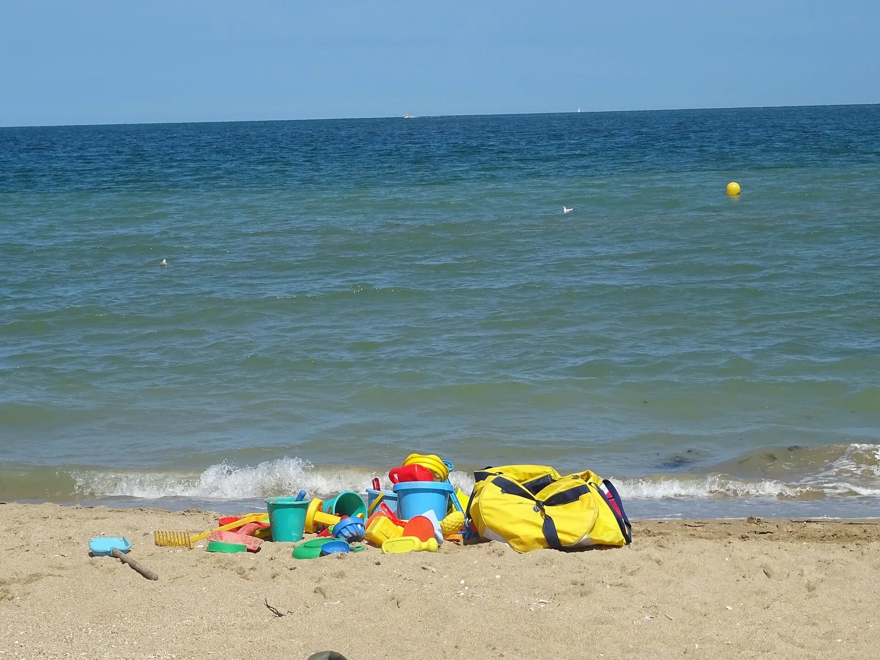 Plage de sable et mer à Ouistreham, sur la Côte de Nacre