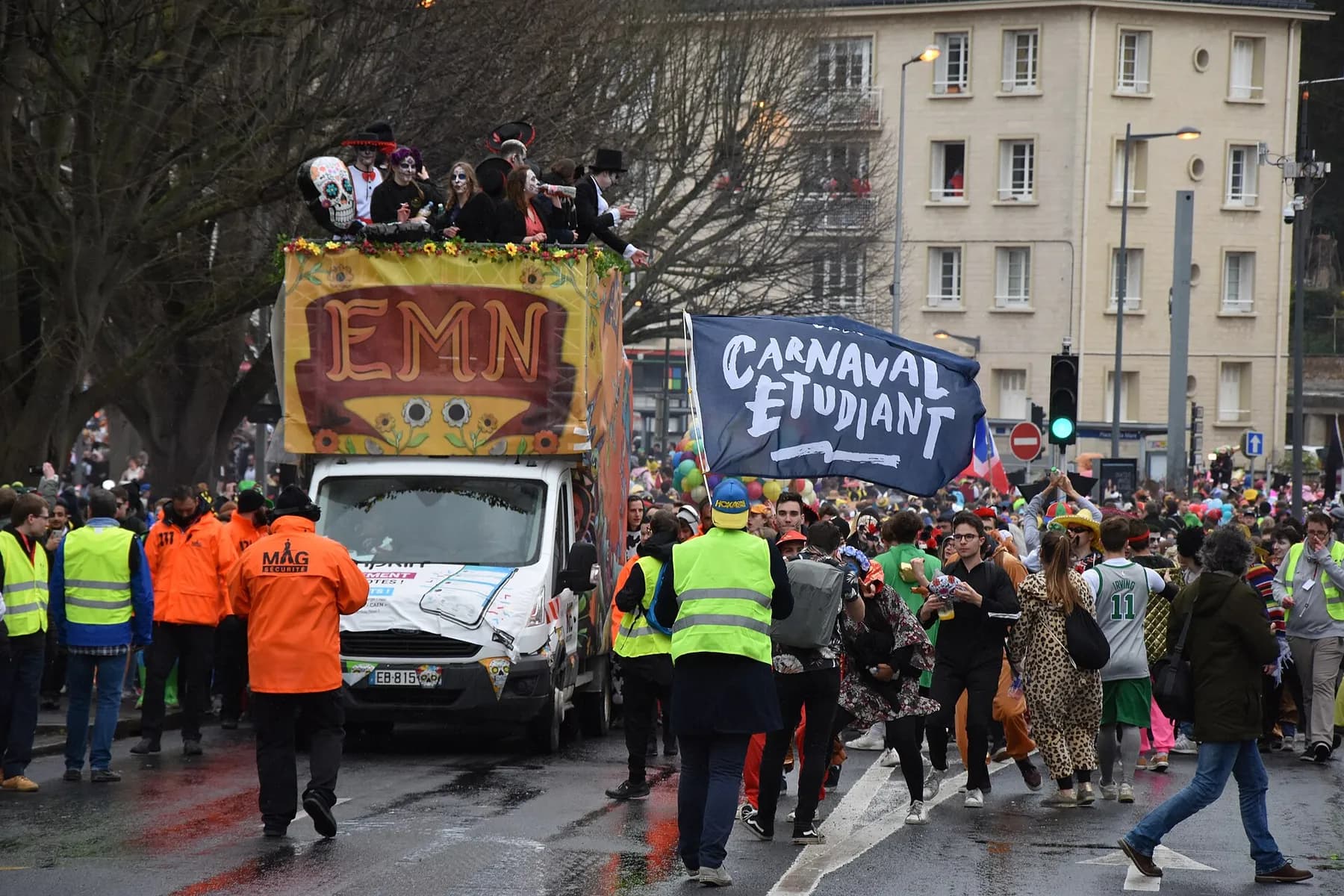 Foule costumée au départ du carnaval étudiant de Caen