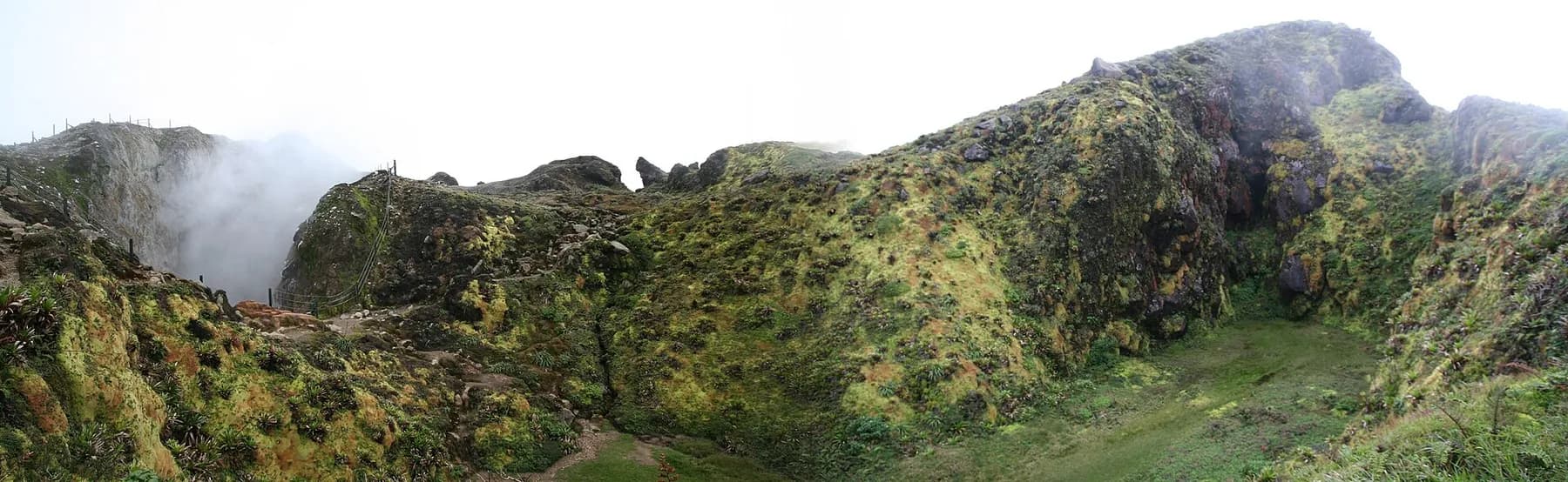Panorama au sommet du volcan de la Soufrière, entre les gouffres fumants