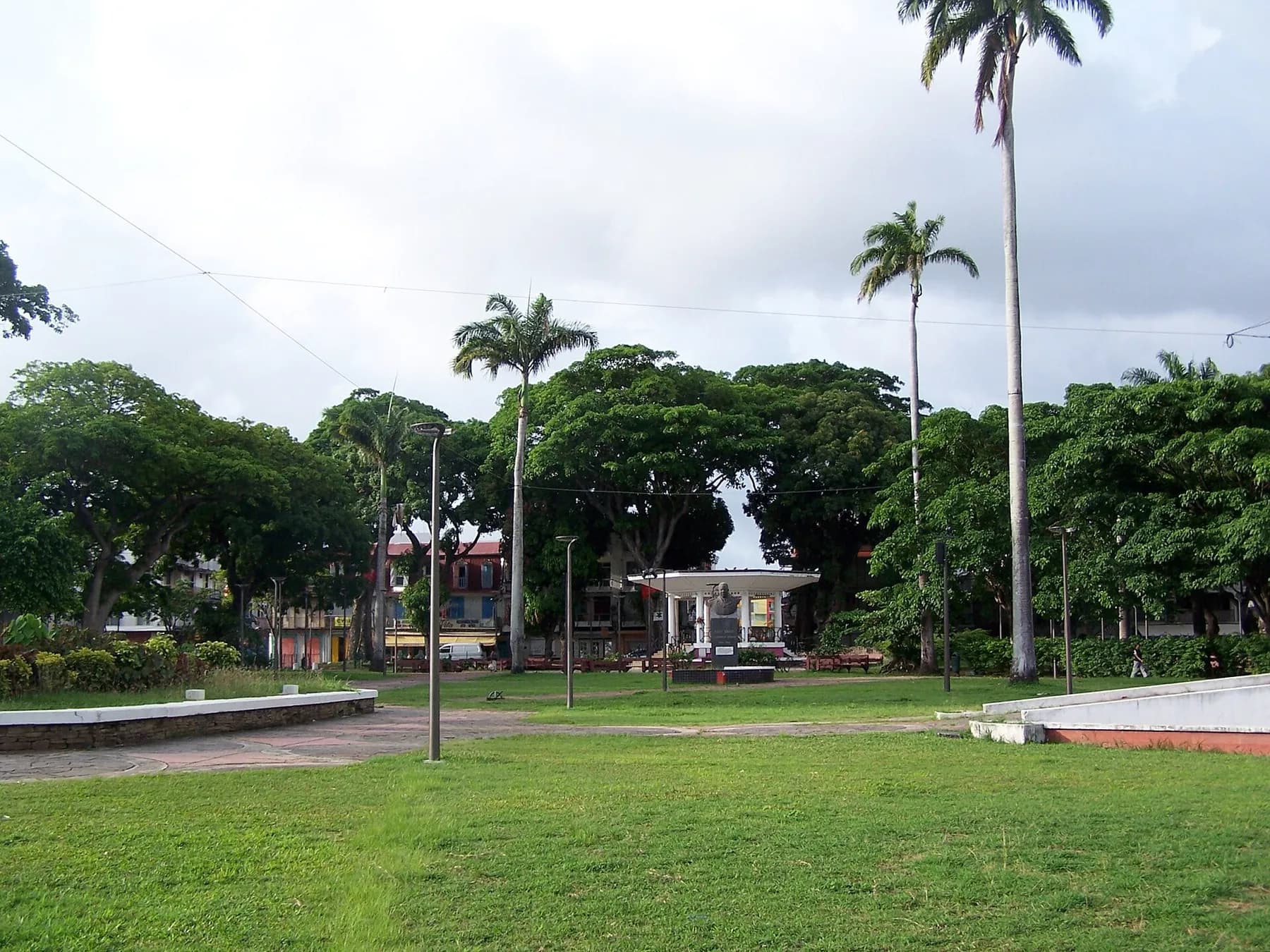 La place de la Victoire et ses palmiers au centre de Pointe-à-Pitre