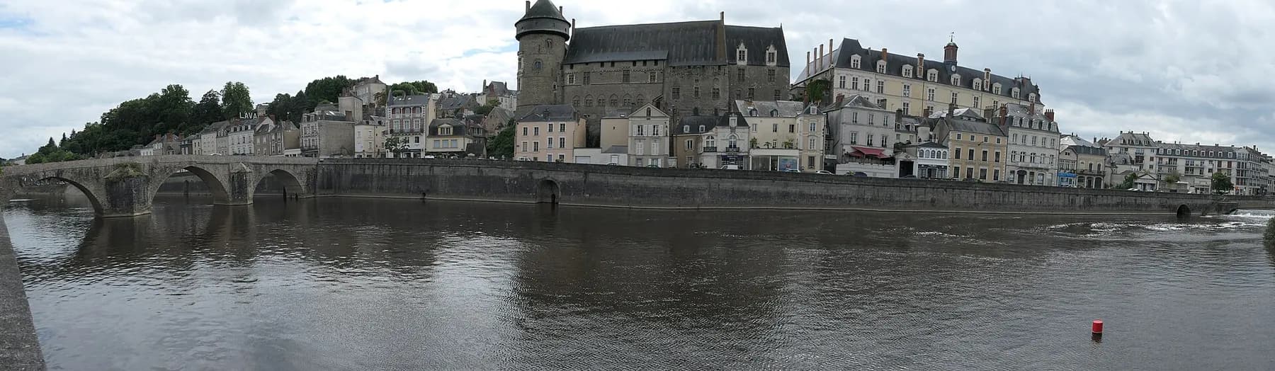 Panorama sur le Vieux-Pont, les châteaux et la Mayenne à Laval