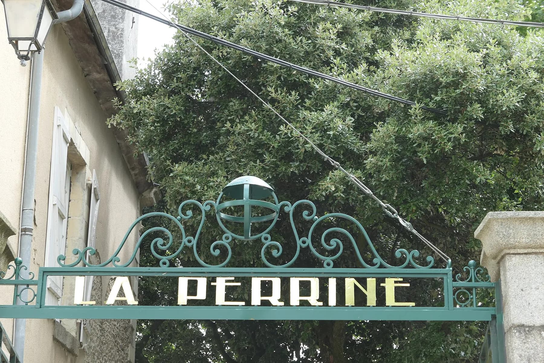 Allée fleurie du jardin de la Perrine à Laval