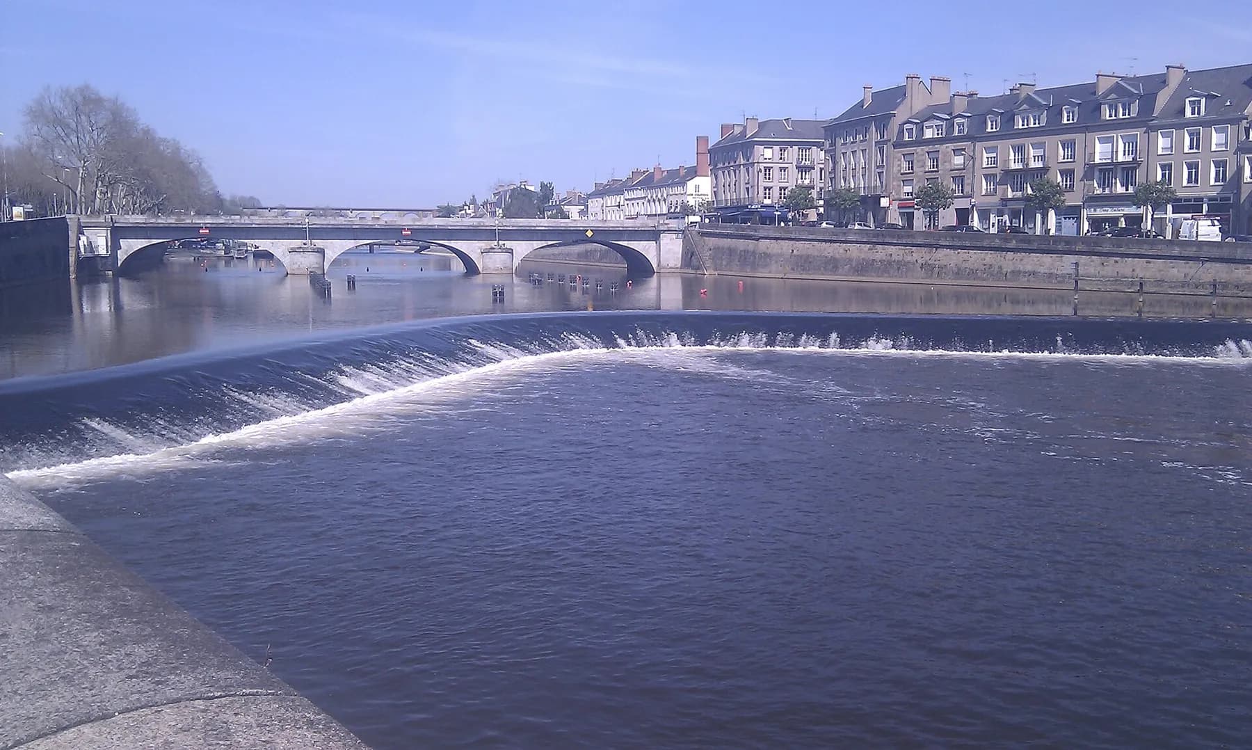 La Mayenne vue depuis le quai d'Avesnières à Laval