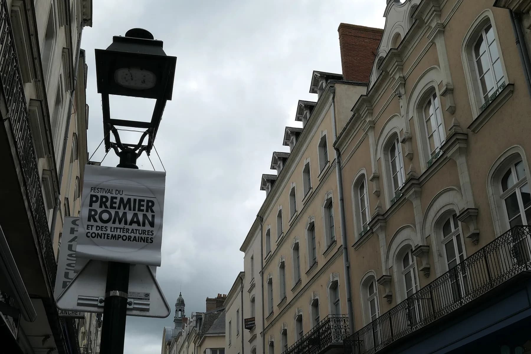 Rue piétonne de Laval décorée aux couleurs du festival du premier roman