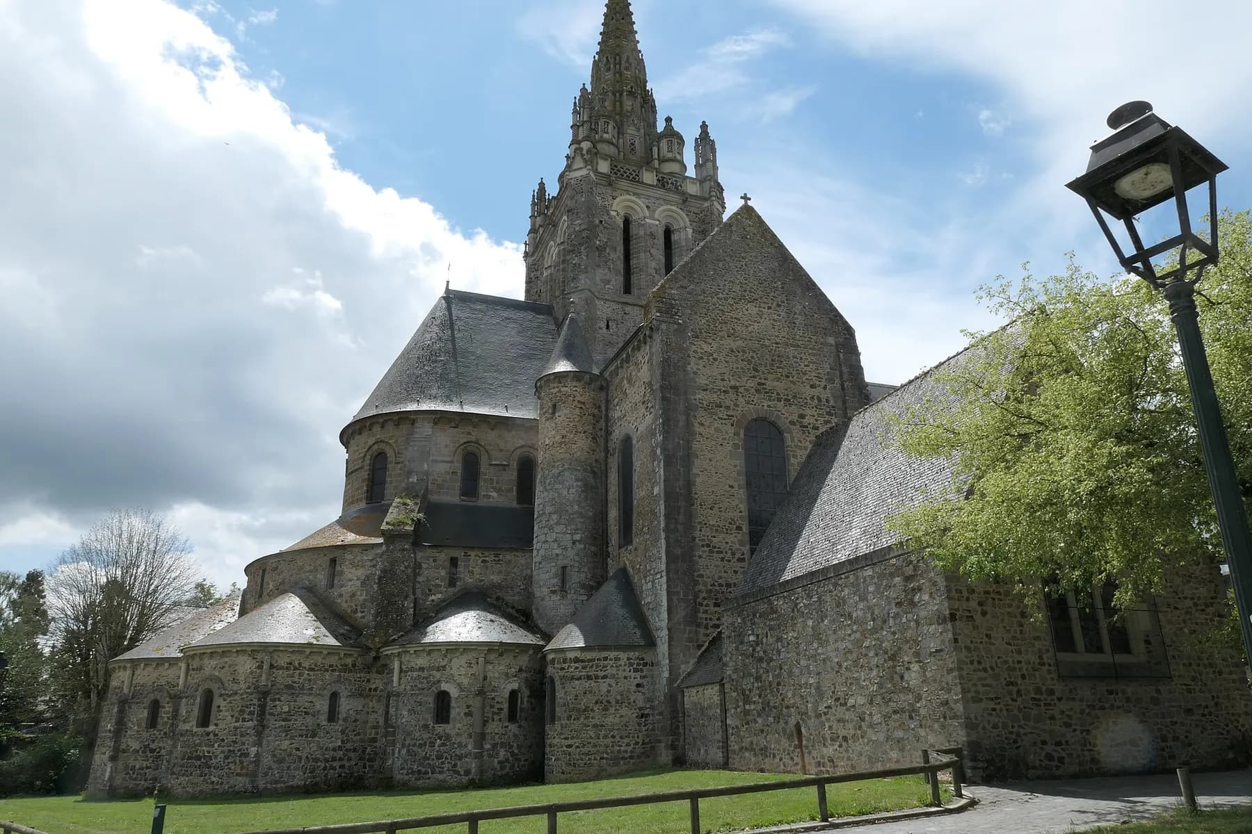 La basilique Notre-Dame d'Avesnières au bord de la Mayenne