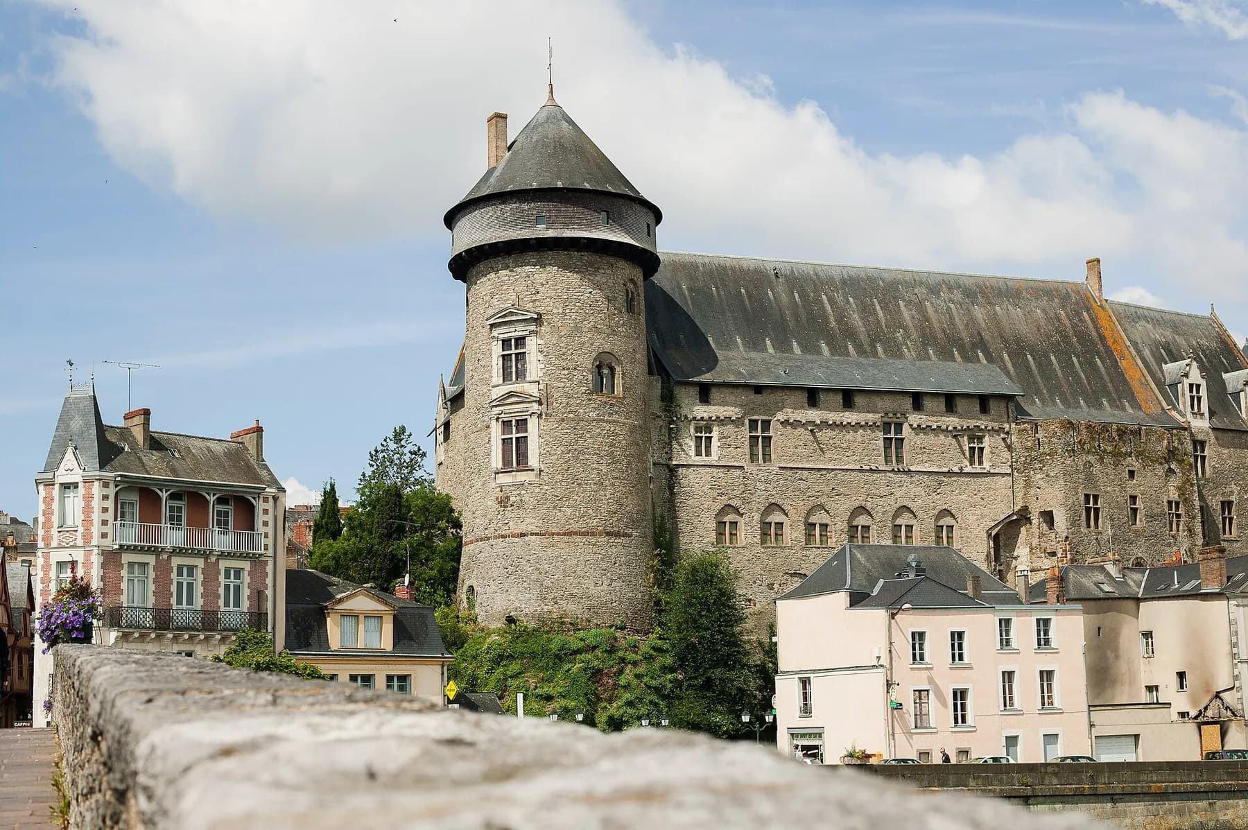 Le château de Laval dominant la Mayenne, vu depuis le Vieux-Pont