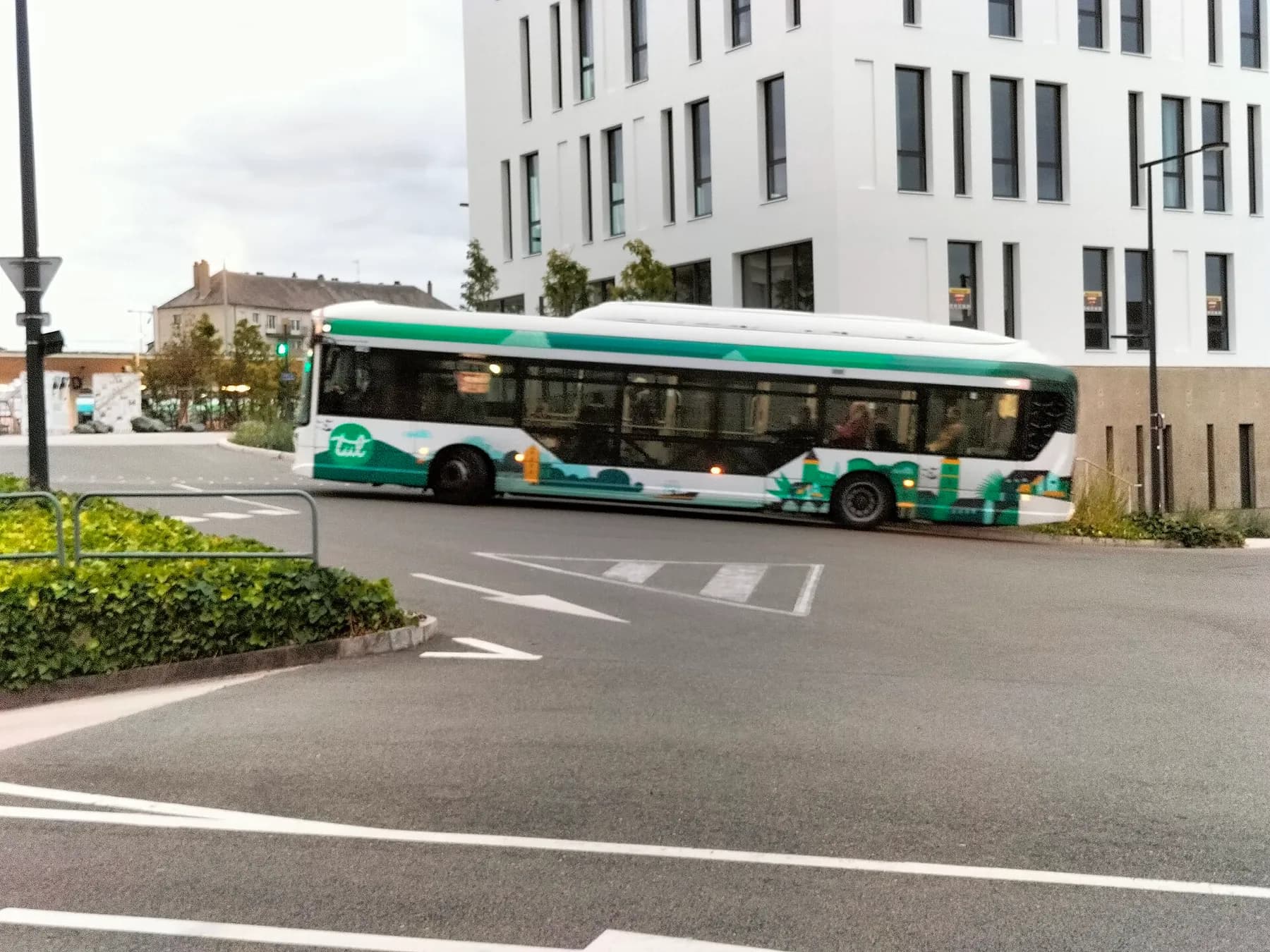 Bus du réseau TUL en circulation vers la place de la Gare à Laval