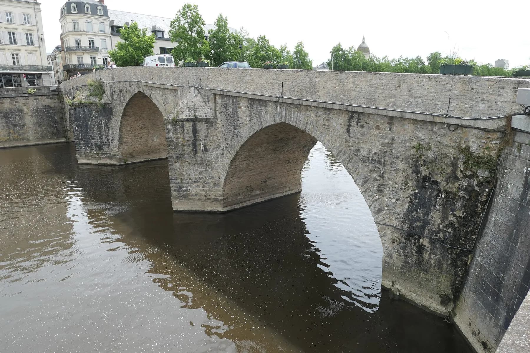 Le Vieux-Pont et les quais de la Mayenne dans le vieux Laval