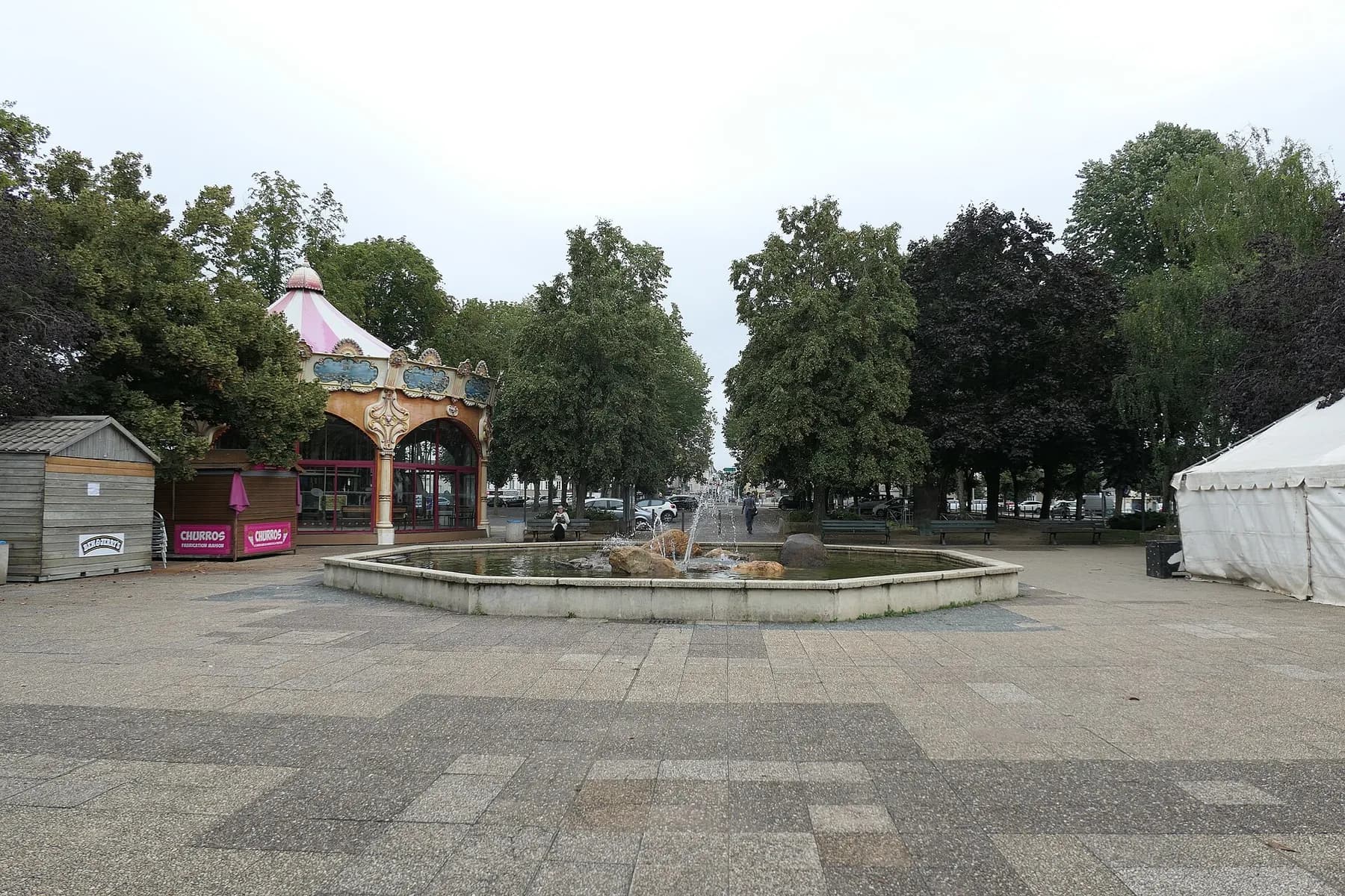 La fontaine de la place du 11-Novembre, cœur du centre-ville de Laval