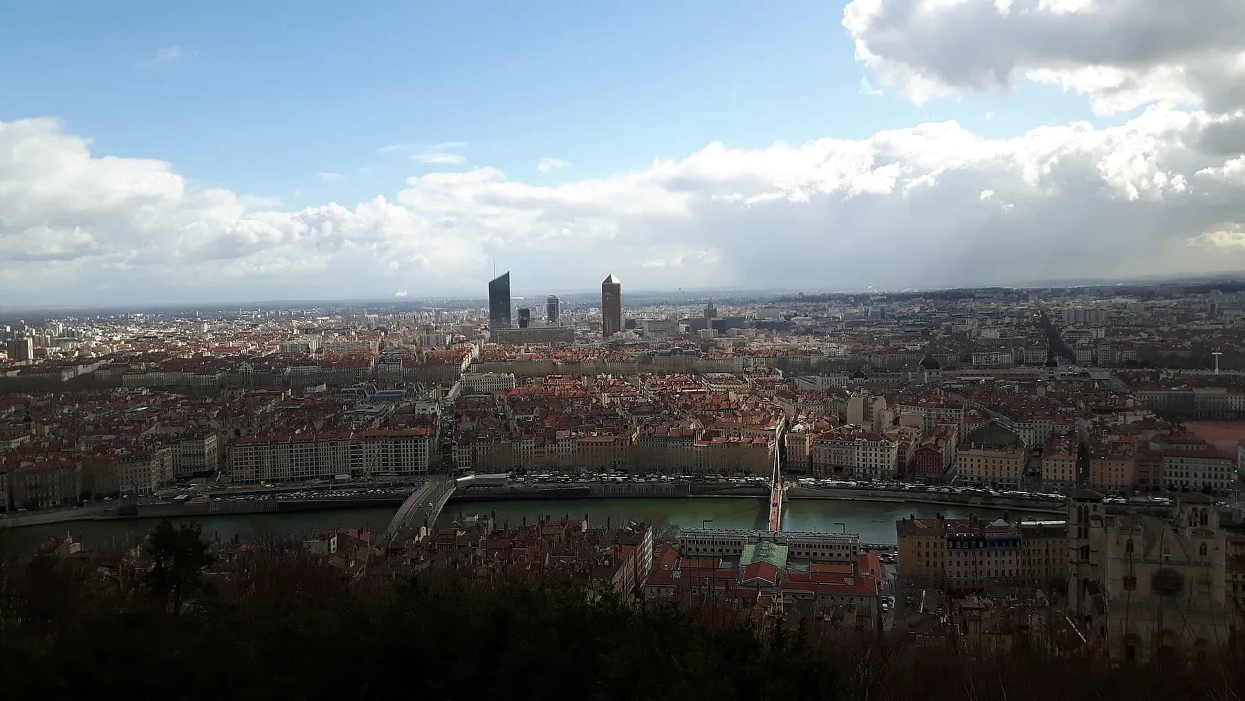 Vue panoramique sur les toits de Lyon et ses deux fleuves