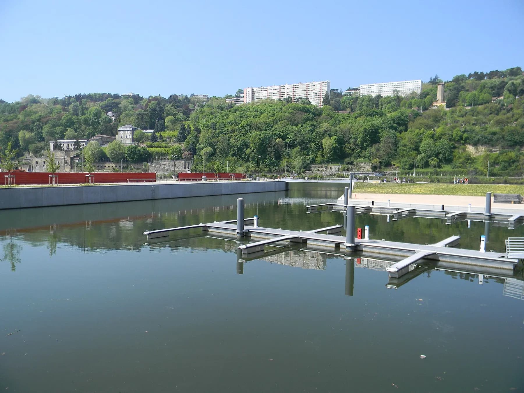 La darse du quartier Confluence et ses bâtiments colorés