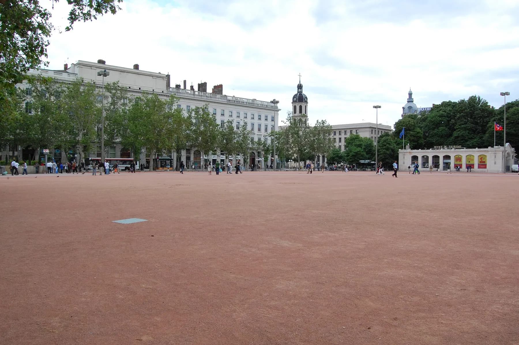 La vaste place Bellecour au cœur de la Presqu'île de Lyon