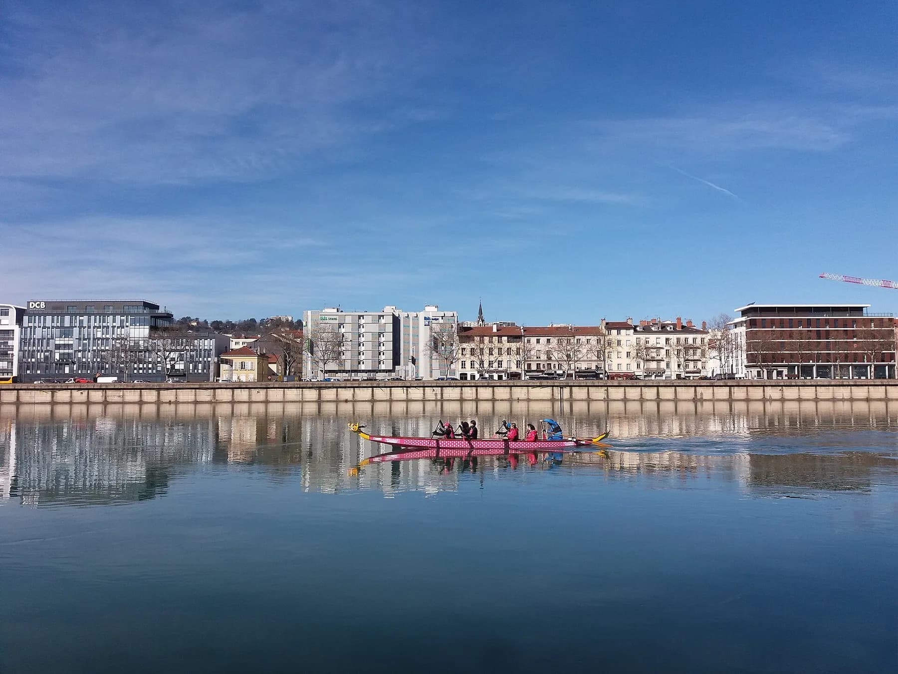 Rameurs en bateau-dragon sur le Rhône le long du quai Perrache