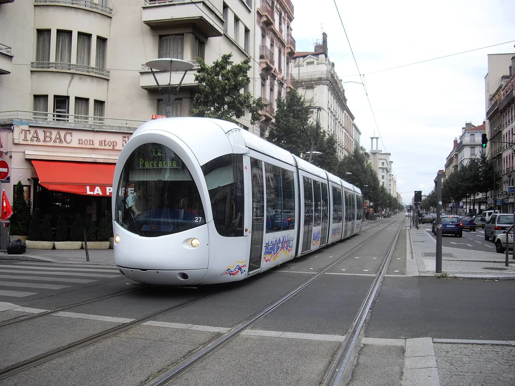 Tramway TCL de la ligne T2 à l'arrêt Centre Berthelot