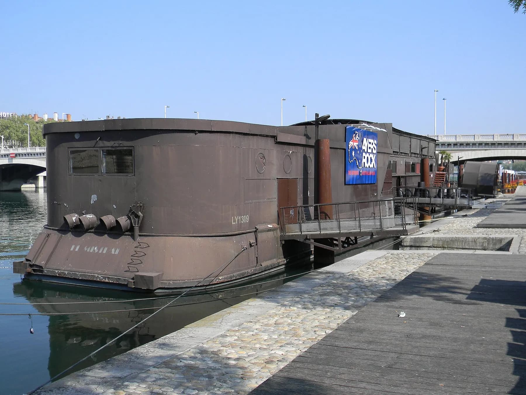Péniche bar amarrée sur les quais du Rhône à Lyon