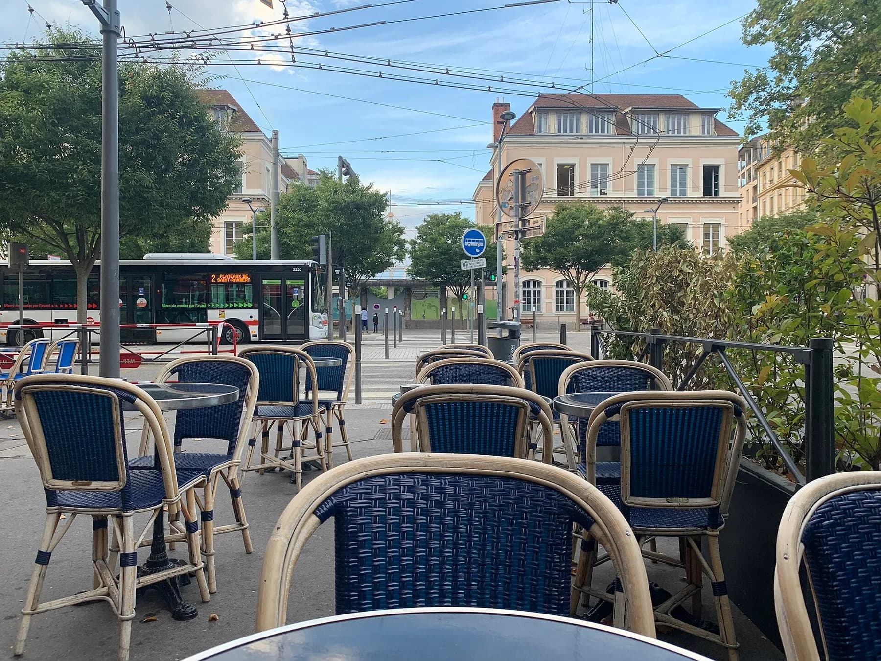 Terrasse animée d'un café sur le plateau de la Croix-Rousse à Lyon