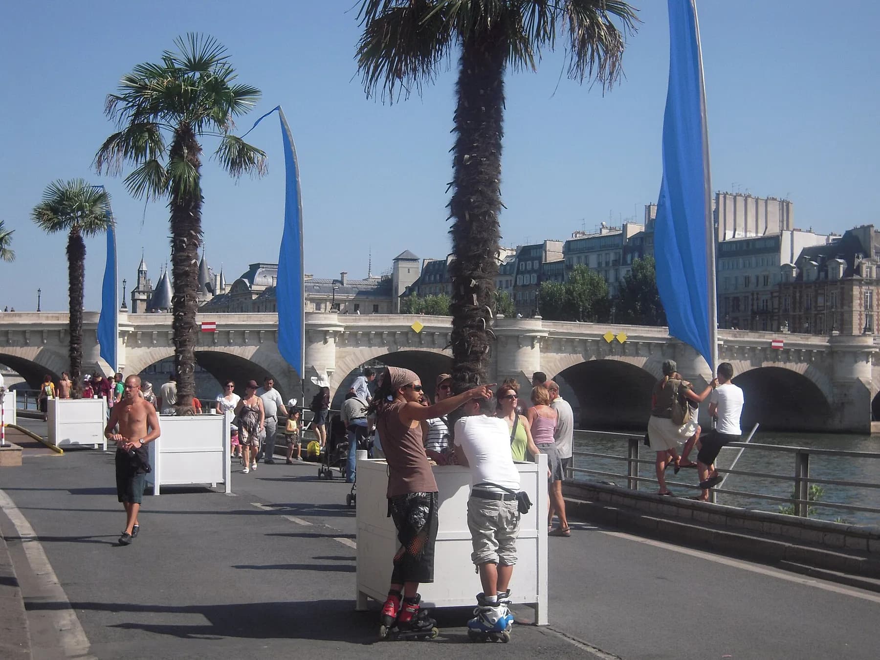 Paris Plages sur les quais de Seine près du pont Neuf
