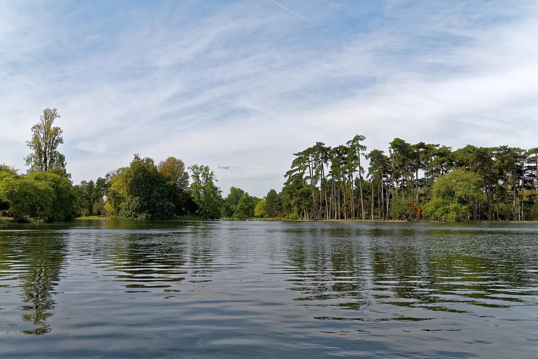Le lac Inférieur du bois de Boulogne sous le soleil d'été